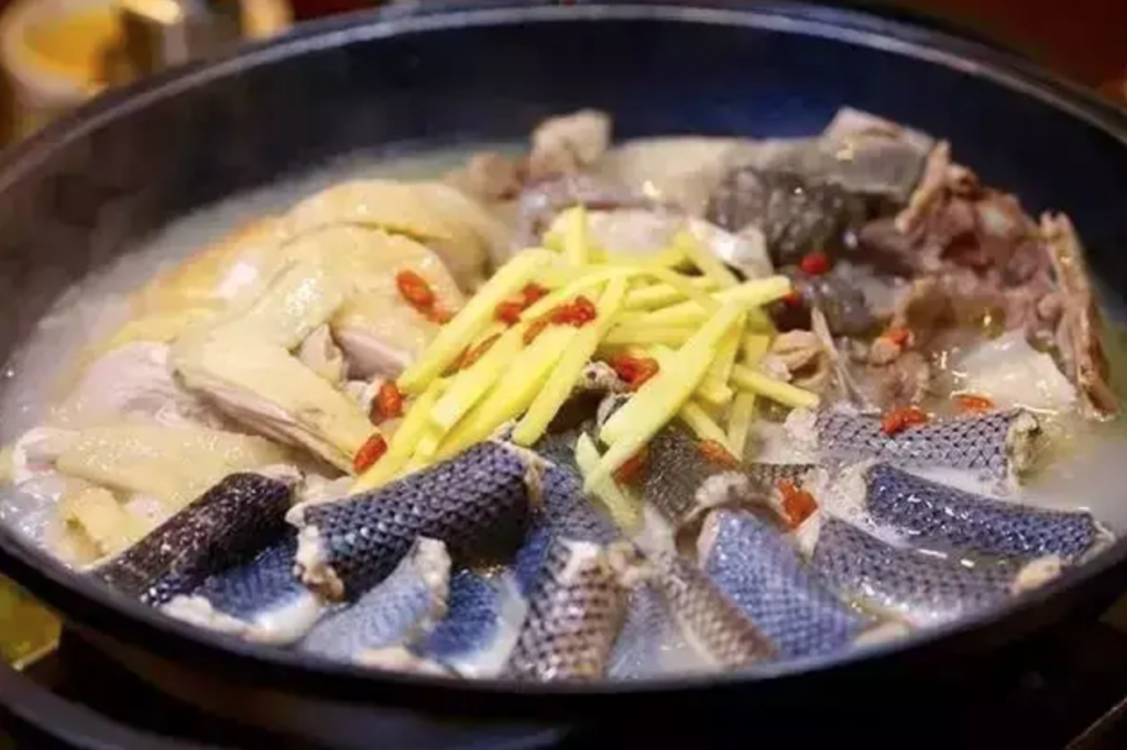 рагу из курицы со змеей (jī huì shé 鸡烩蛇)